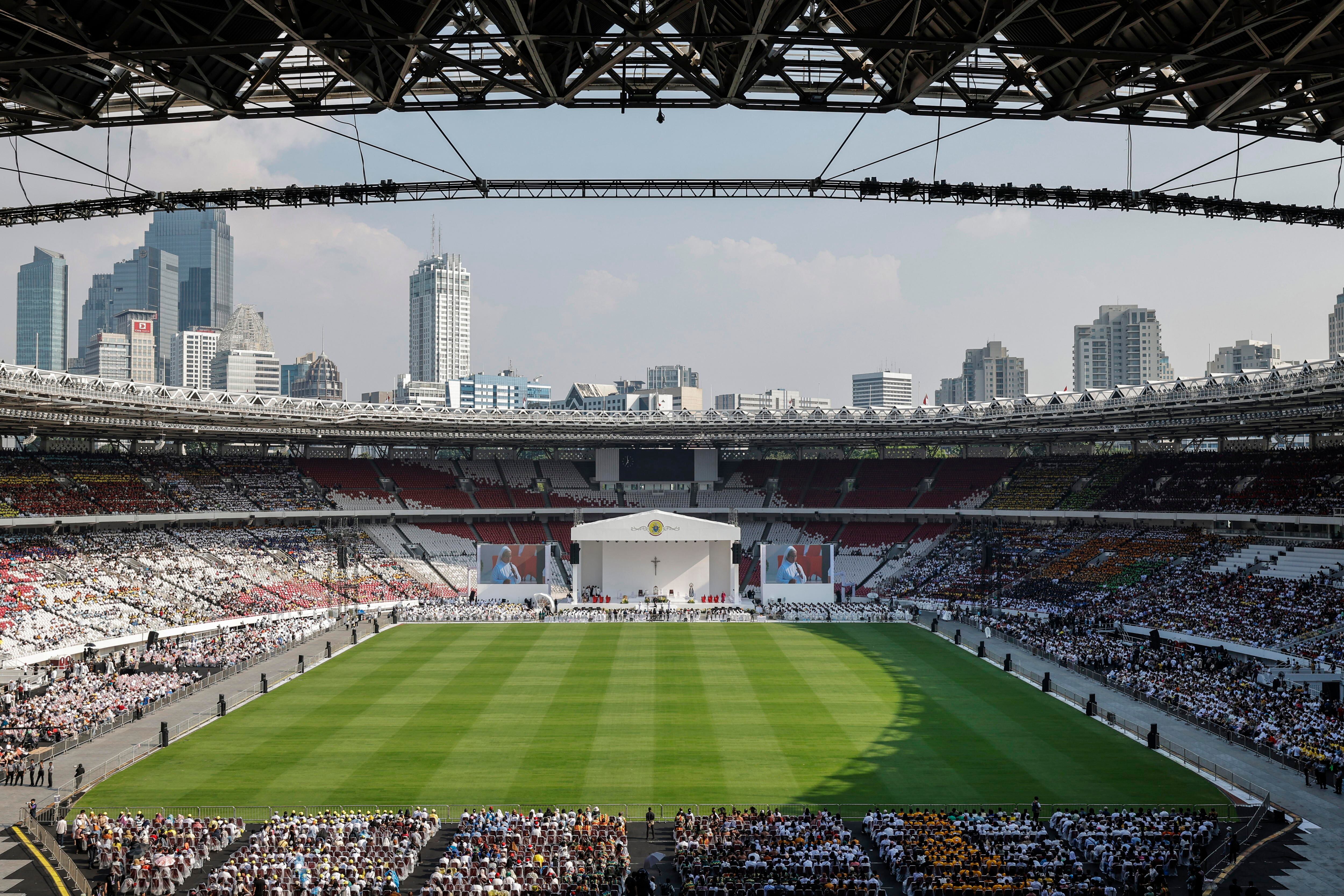Jakarta (Indonesia), 05/09/2024.- People wait for the arrival of Pope Francis before a mass at the Gelora Bung Karno Stadium in Jakarta, Indonesia, 05 September 2024. Pope Francis is on an apostolic visit to the Muslim-majority country of Indonesia from 3 to 6 September, as part of his 12-day trip to the Asia-Pacific region, which includes stops in Papua New Guinea, East Timor, and Singapore. (Papa, República Guinea, Papúa-Nueva Guinea, Papúa Nueva Guinea, Singapur, Timor Oriental, Singapur) EFE/EPA/YASUYOSHI CHIBA / POOL