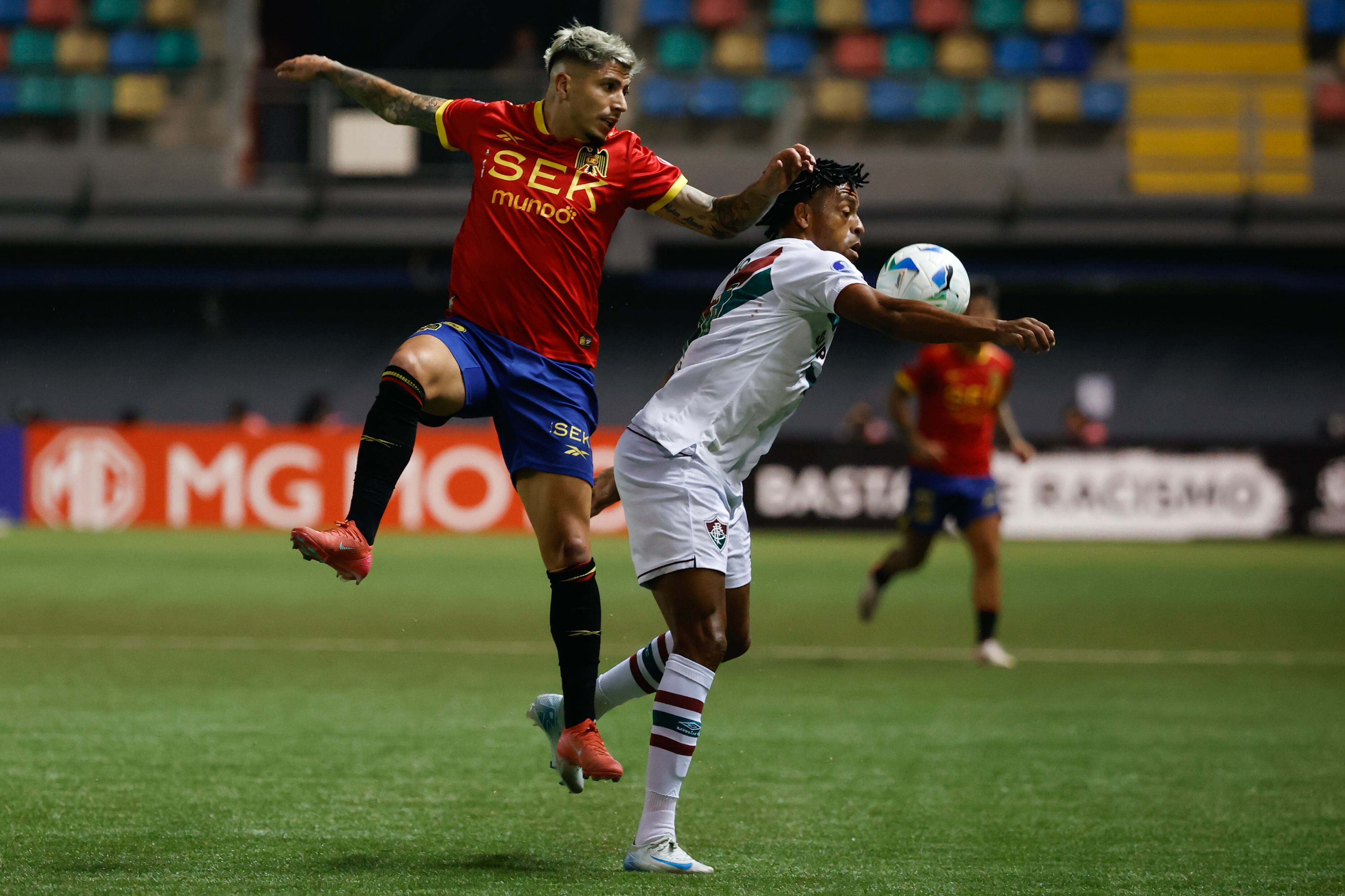 AME1817. SANTIAGO (CHILE), 23/04/2025.- Brayan Vejar (i) de Unión Española disputa el balón con Marcos da Silva de Fluminense este miércoles, en un partido de la fase de grupos de la Copa Sudamericana entre Unión Española y Fluminense, en el estadio Bicentenario de la Florida, en Santiago (Chile). EFE/ Elvis González