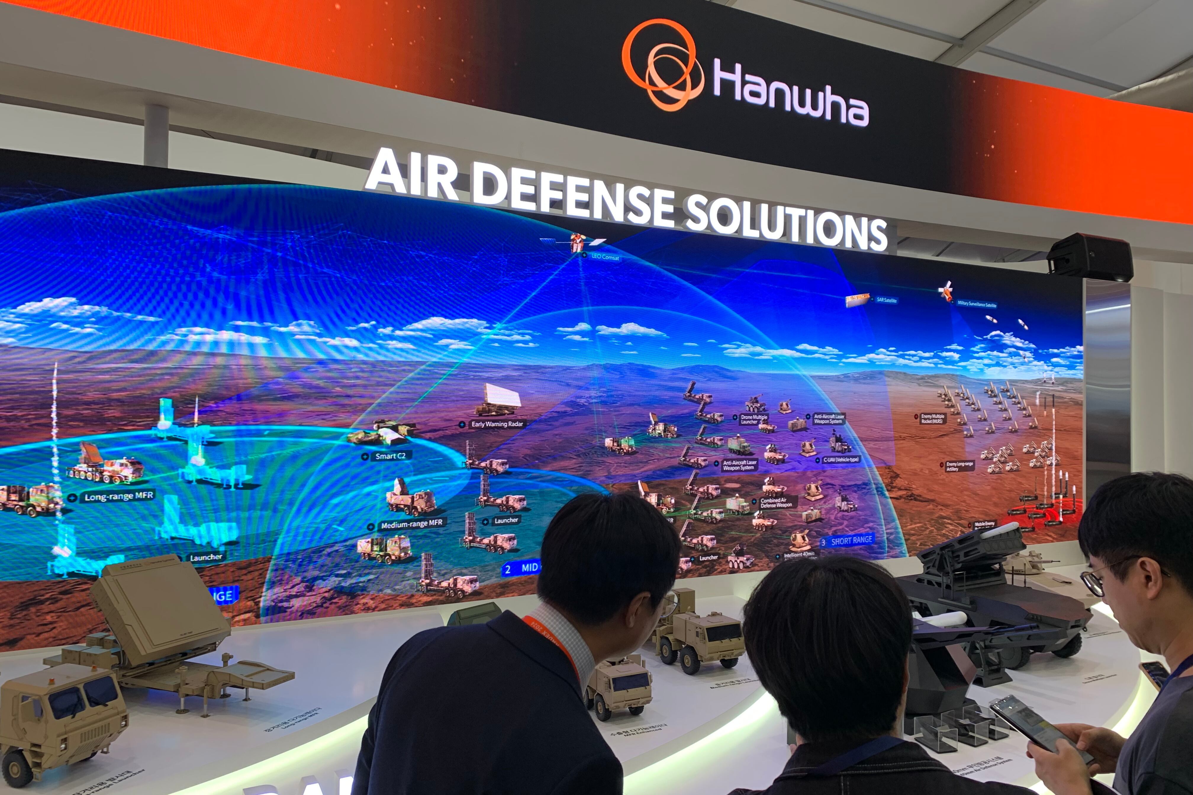 GYERYONG (COREA DEL SUR), 02/10/2024.- Estand de las empresas del grupo Hanwha en la feria de armamento KADEX en Gyeryong, unos 145 kilómetros al sur de Seúl (Corea del Sur) este miércoles. El grupo Hanwha es uno de los principales contratistas surcoreanos en el sector de la defensa que este año ha acordado exportar medio centenar de obuses autopropulsados K9 y una treintena de vehículos de suministro de munición a Rumanía por unos 1.000 millones de dólares. La feria se celebra hasta el próximo 6 de octubre y cuenta con la participación de 365 compañías de 15 países distintos. EFE/ Andrés Sánchez Braun